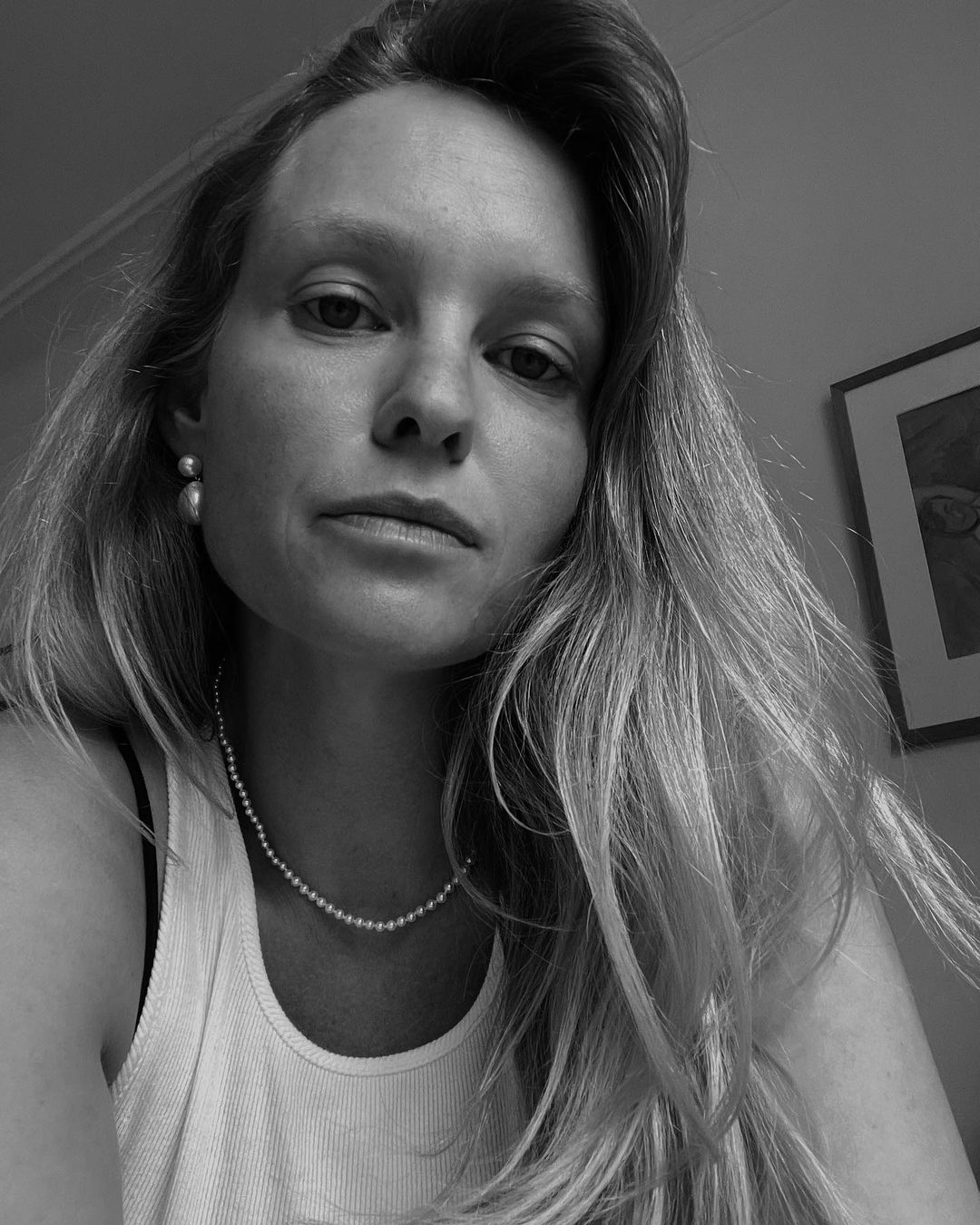Selfie de Jeanette Madsen en blanco y negro