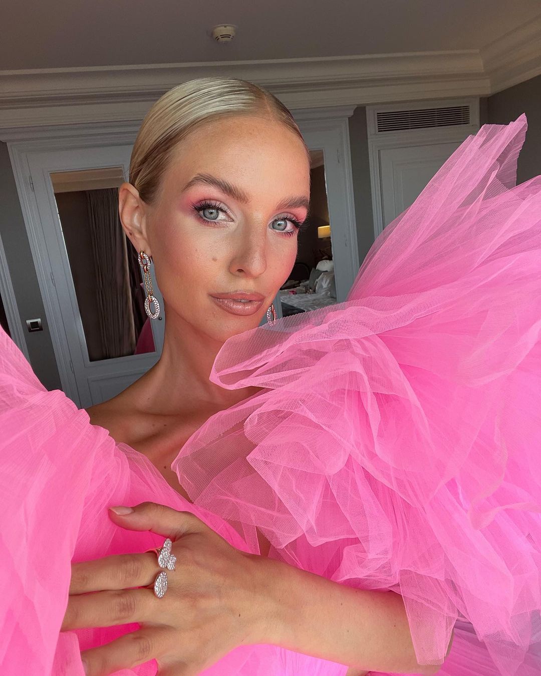 La influencer Leonie Hanne posa con un vestido de tul rosa y un maquillaje de ojos a juego