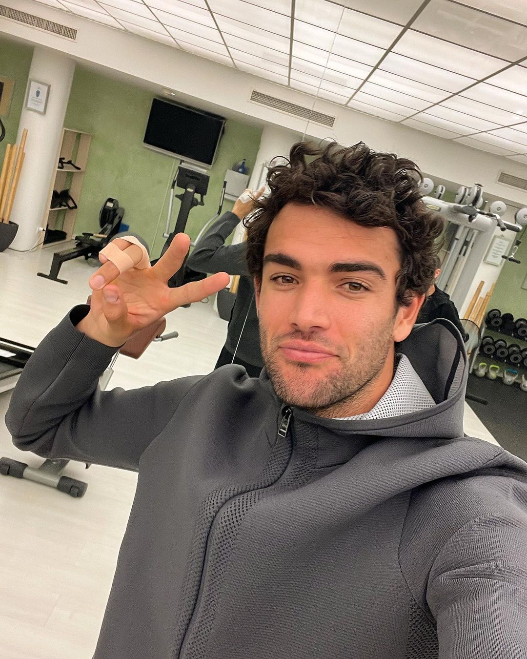 El de deportista Matteo Berrettini en un selfie en un gimnasio con el pelo rizado
