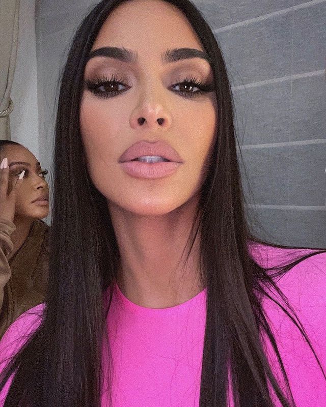 Kim Kardashian con maquillaje en tonos nude