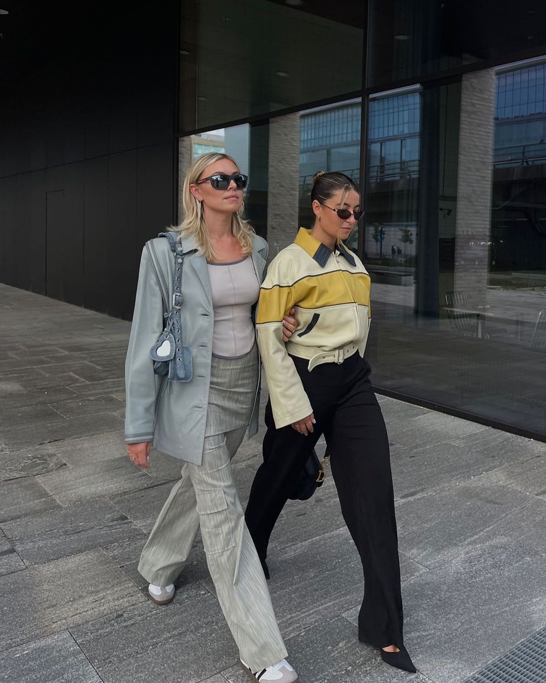 Dos influencers danesas caminando cogidas por las calles de Copenhague