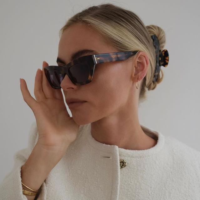 La influencer Claire Rose Cliteur con el pelo recogido con una pinza y gafas de sol