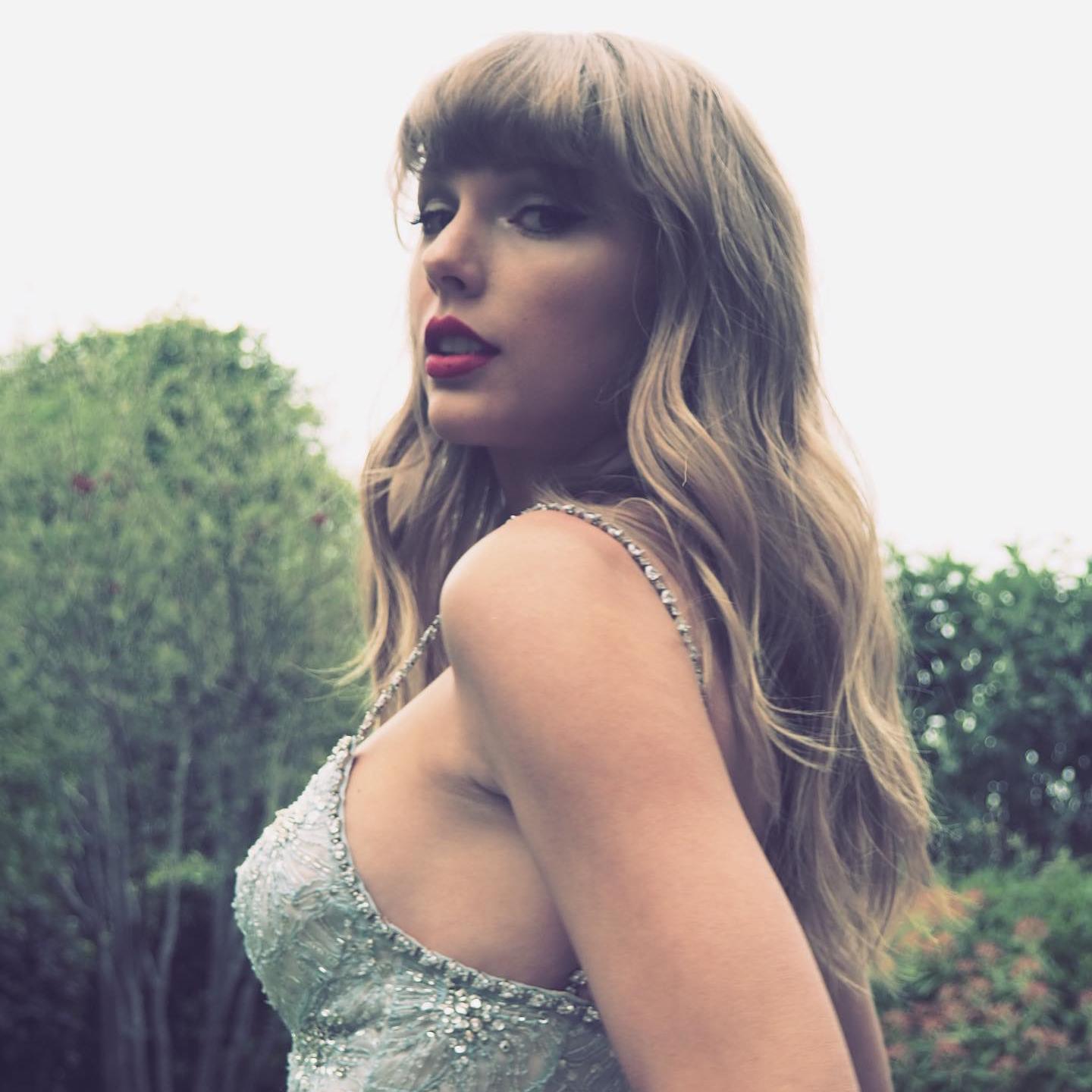 La cantante Taylor Swift posa de perfil con los labios rojos y el pelo largo con ondas naturales