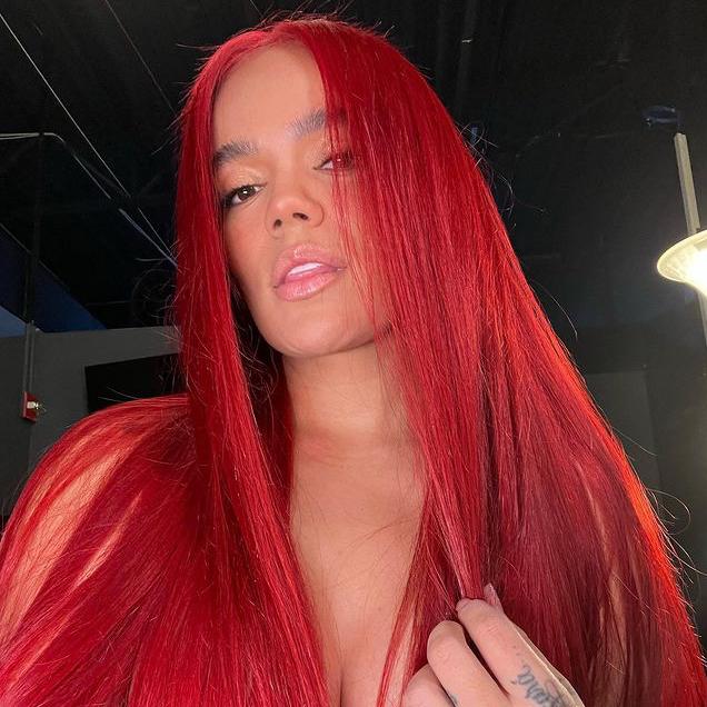 La cantante Karol G con el pelo teñido en un tono rojo intenso