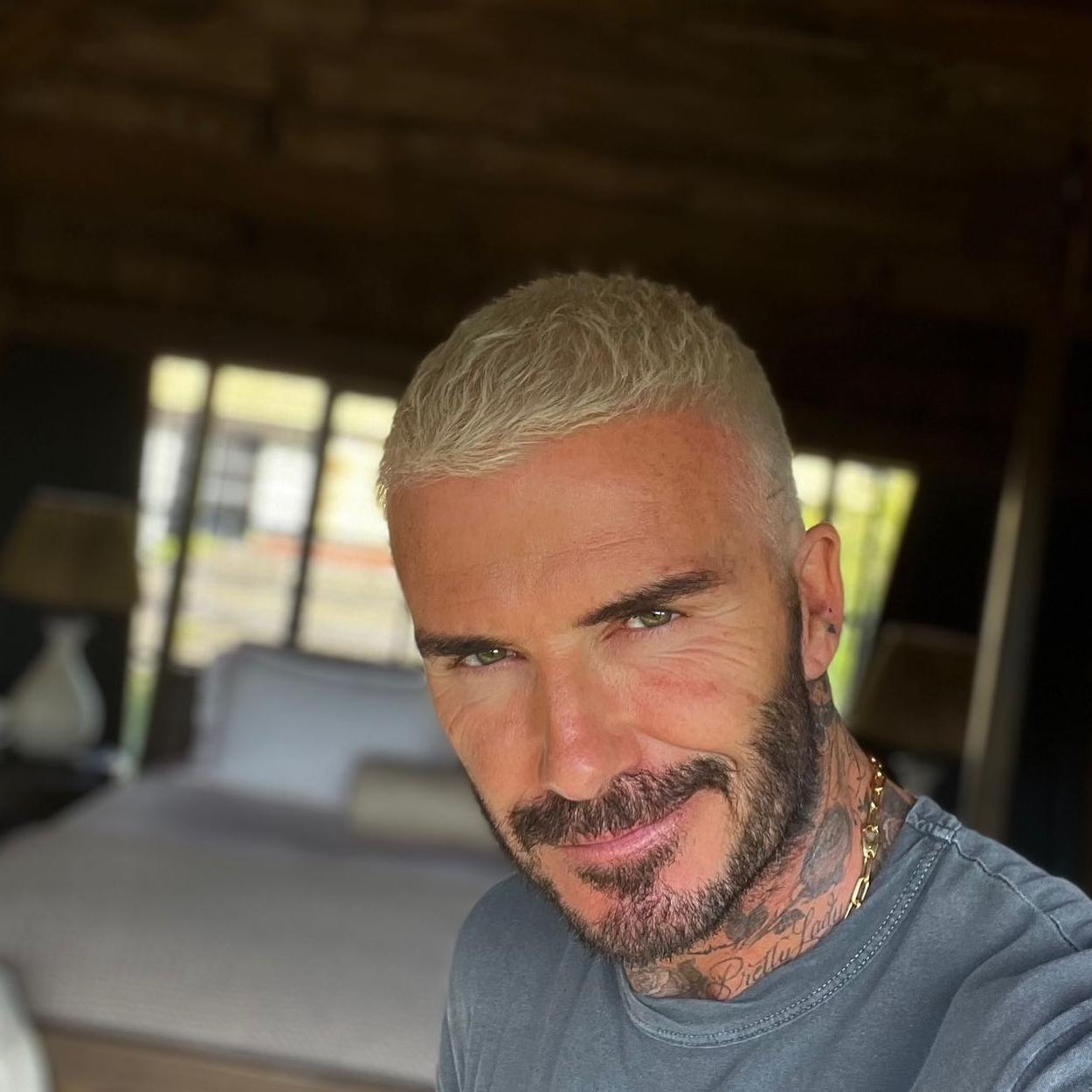 David Beckham en un selfie con el pelo corto teñido de rubio y barba corta