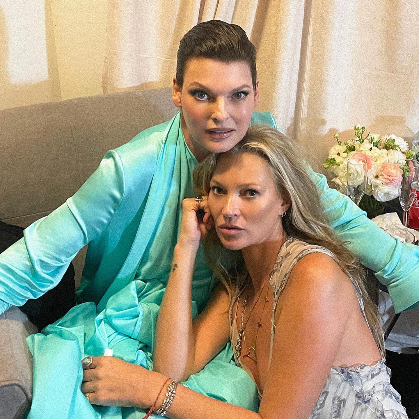 Linda Evangelista y Kate Moss sentadas juntas tras un desfile de moda