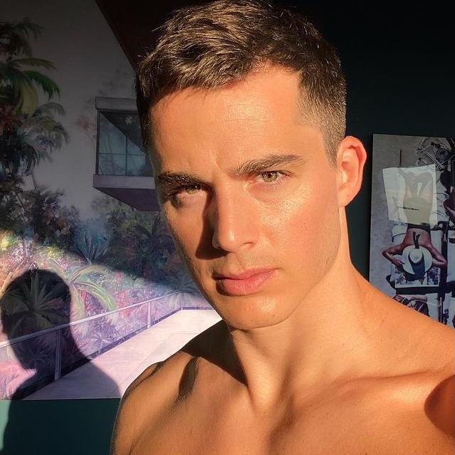 El modelo italiano Pietro Boselli en un selfie sin camiseta