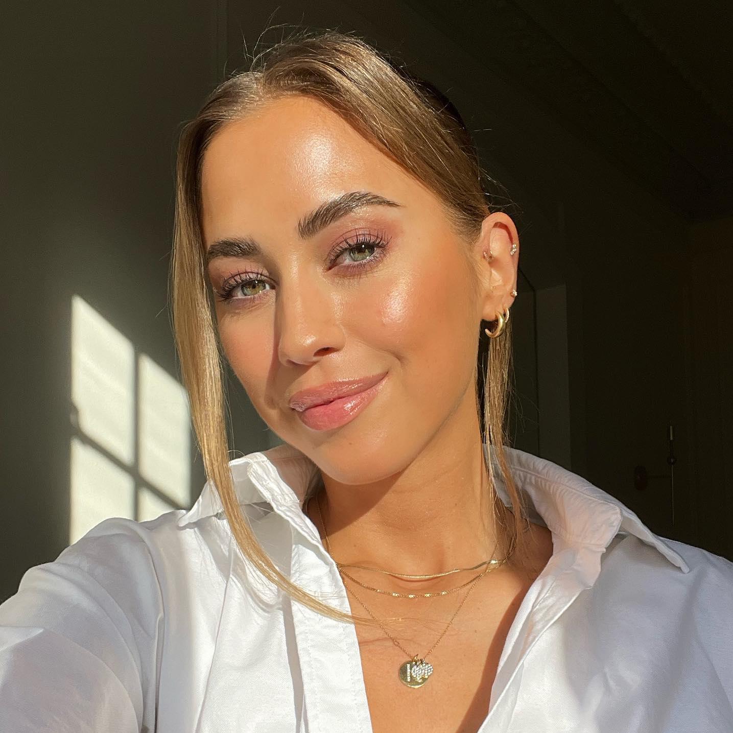 La influencer Kenza Zouiten Subosic en un selfie con un maquillaje en tonos rosas y el pelo con dos mechones frontales