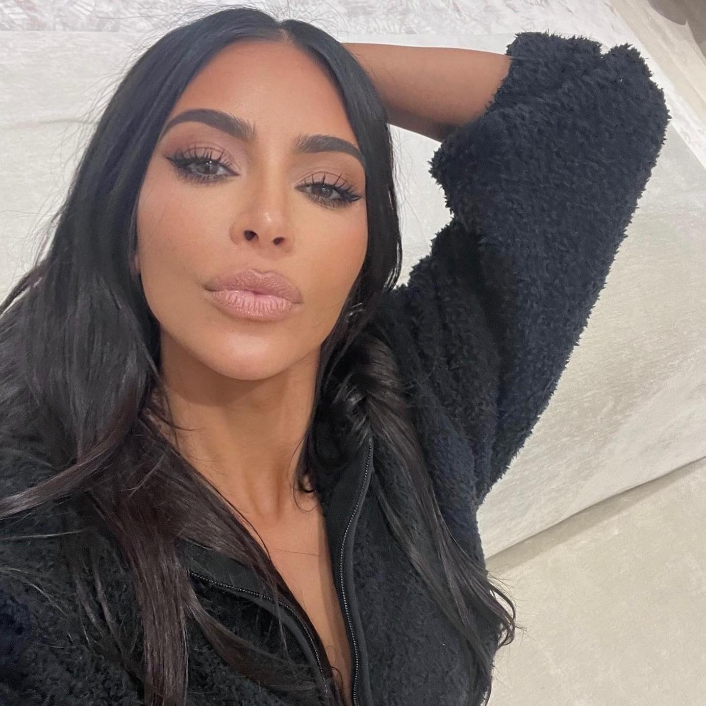 Kim Kardashian en un selfie con su clásico maquillaje en tonos nude con los ojos ahumados