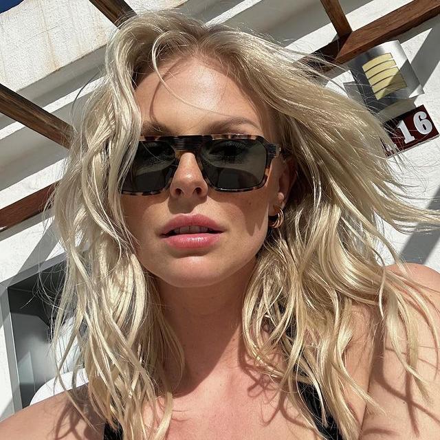 La influencer Carolin Lauffenburger en un selfie en bikini con gafas de sol y el pelo ondulado por la sal