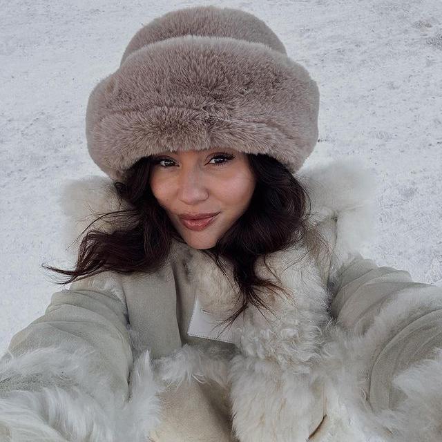 La influencer Milena Karl en un selfie sobre la nieve y abrigo y gorro de pelo y sin maquillaje