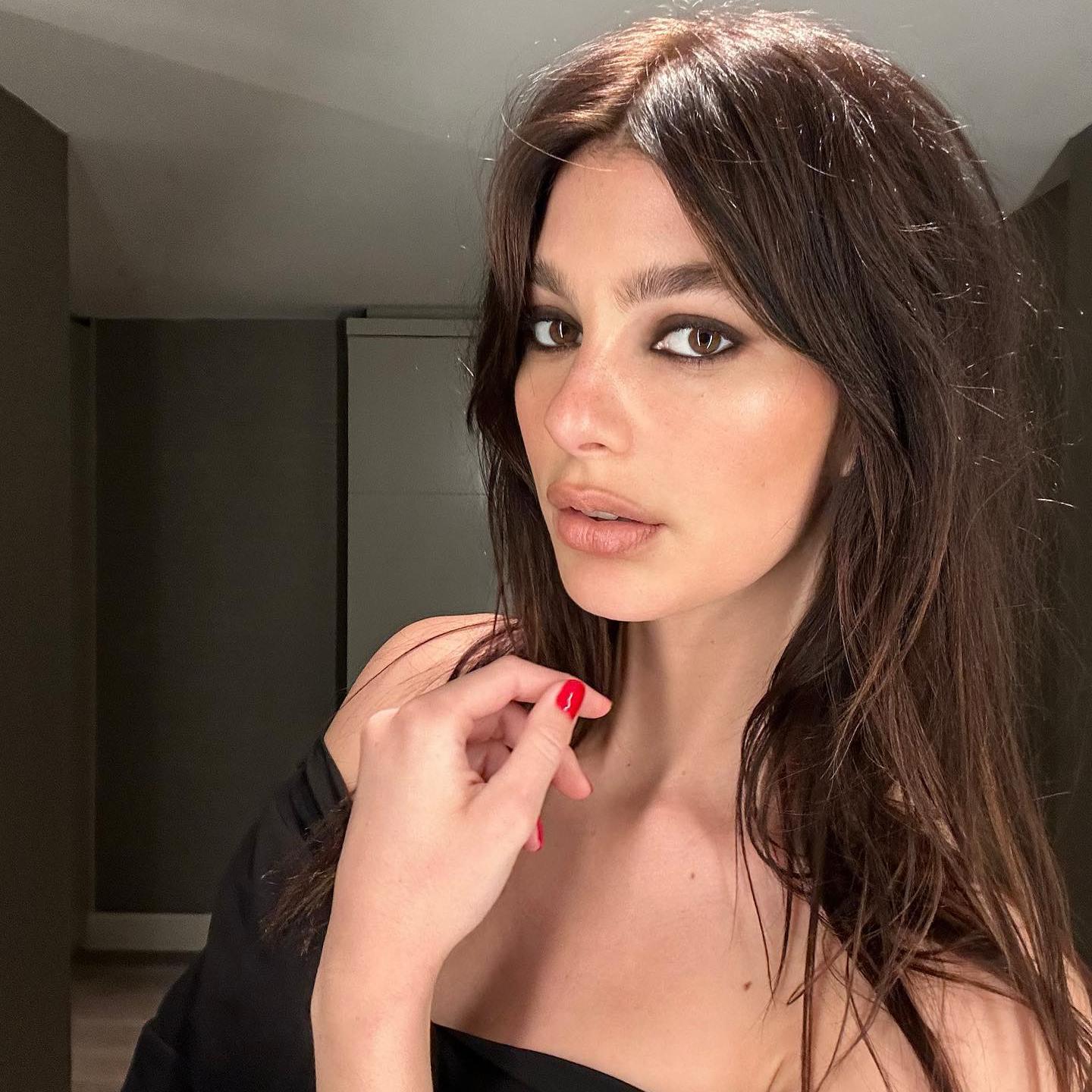 La modelo Camila Morrone con un maquillaje de ojos en negro y esmalte de uñas en rojo